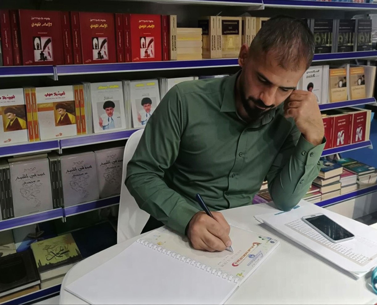 ” بين كَفَّتَين “