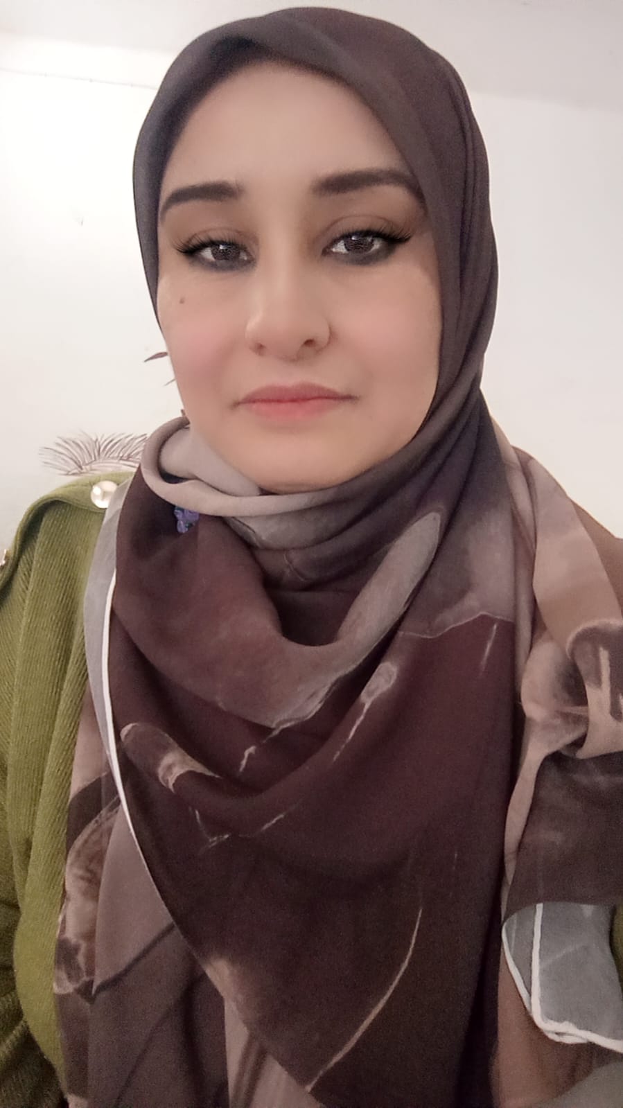 من يضمد الورد؟