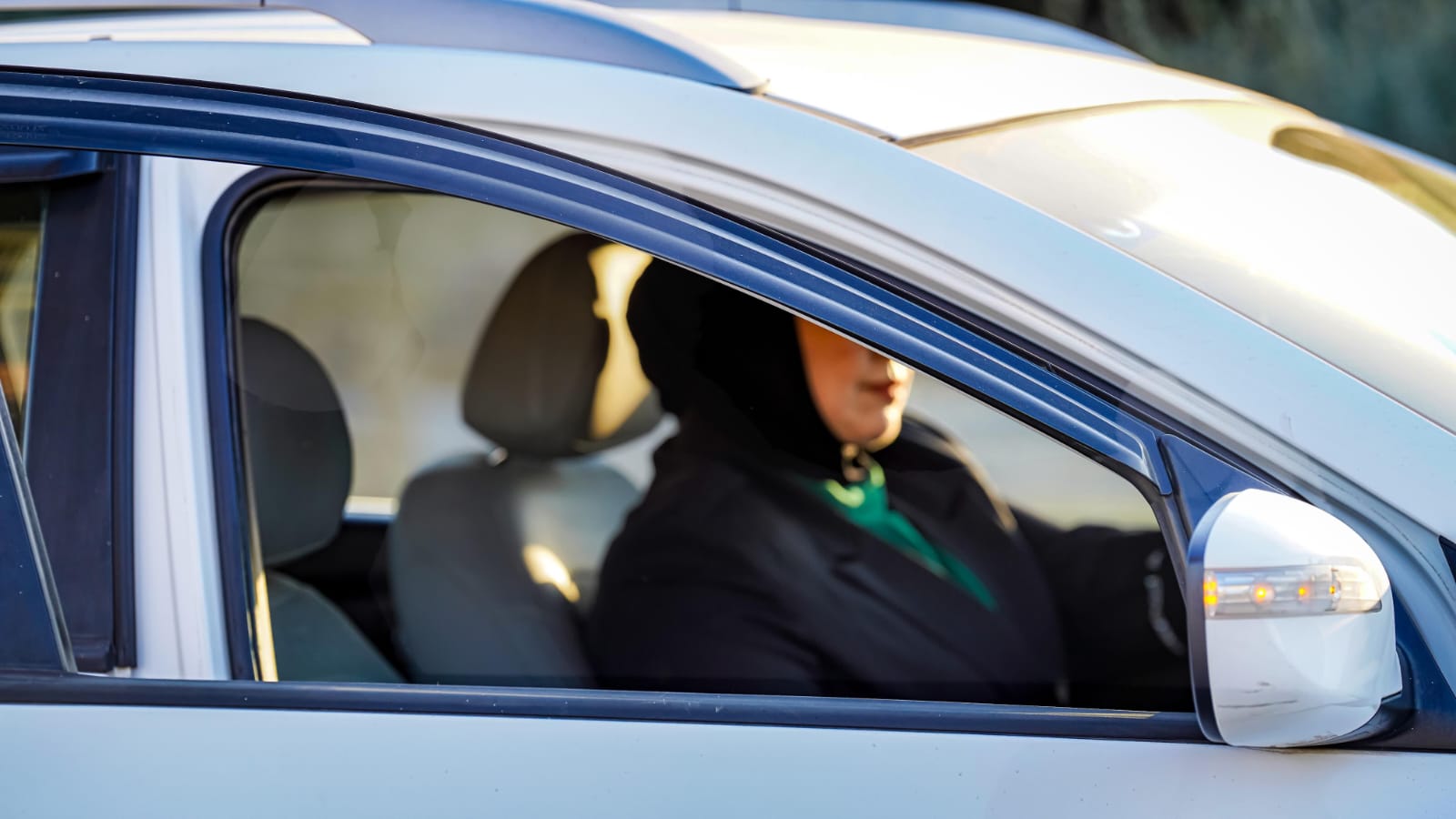 “نبع الصافي” هو أسم أختارته لمشروعها، شابة عراقية تمتهن تعليم قيادة السيارات للسيدات فقط