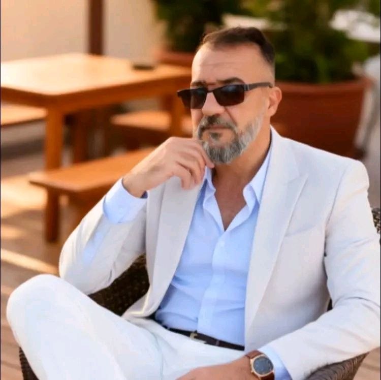 صورة الكاتب