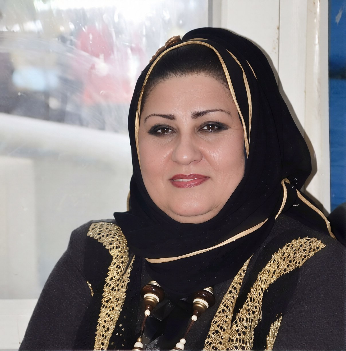 “خلف الستائر الحمراء”
